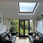 Nyaraló Peaceful Family Retreat Near Gloucester Road Bristol