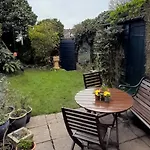 Peaceful Family Retreat Near Gloucester Road * 브리스틀