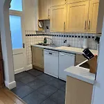 Nyaraló Peaceful Family Retreat Near Gloucester Road Bristol