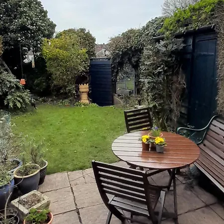 Peaceful Family Retreat Near Gloucester Road * Bristol