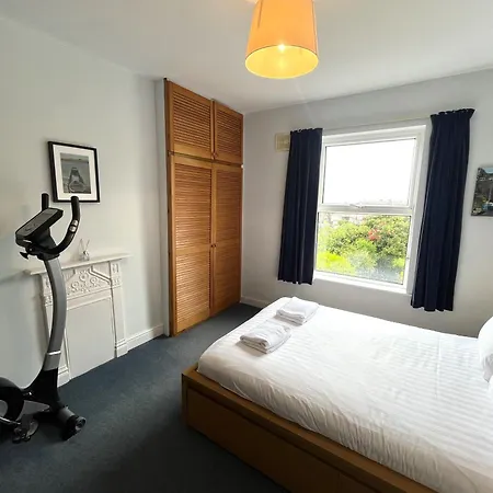 Peaceful Family Retreat Near Gloucester Road Holiday home *