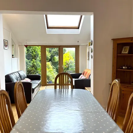 Nyaraló Peaceful Family Retreat Near Gloucester Road
