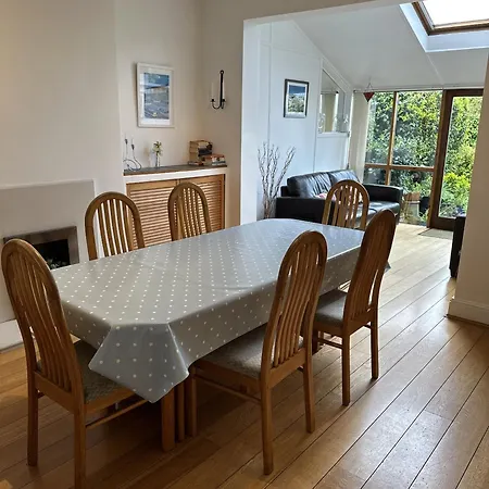 Будинок відпочинку Peaceful Family Retreat Near Gloucester Road